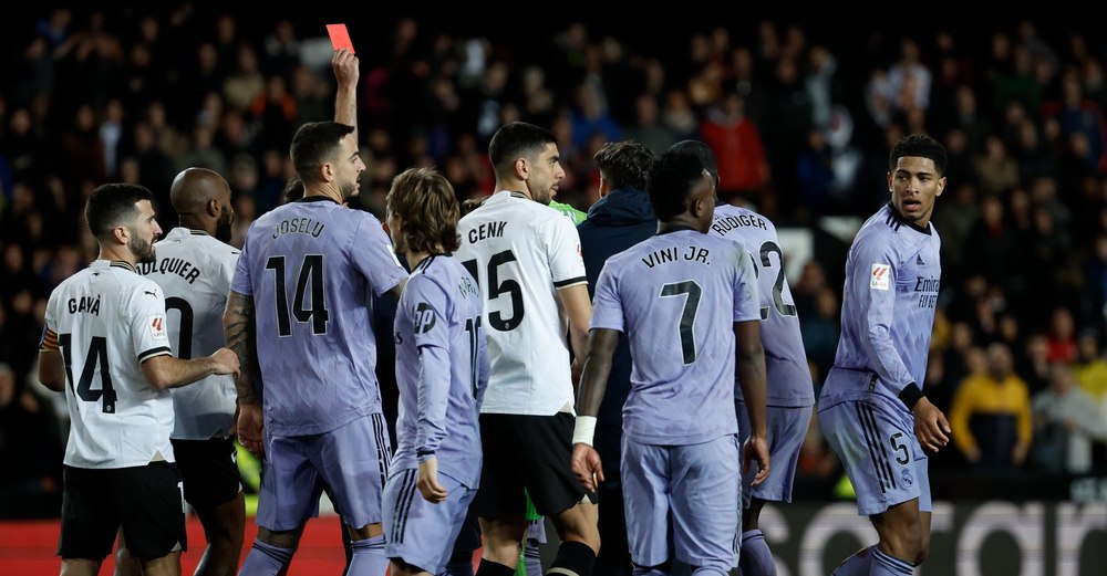Real Madrid a explodat după ce a fost furată. Arbitrul a fluierat finalul exact înainte ca mingea să intre în poartă VIDEO
