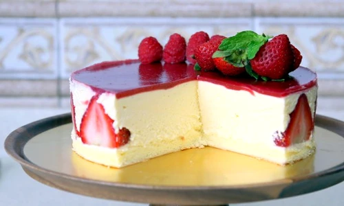 tort cu capsuni si crema jpeg