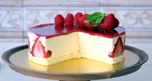 tort cu capsuni si crema jpeg