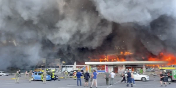 Incendiu la un centru comercial din Kremenciuk dupa un atac cu rachete al Rusiei FOTO Twitter