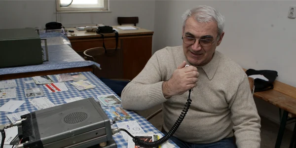Radioamatoriştii îşi pregătesc la această oră staţiile.