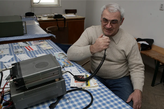 Radioamatoriştii îşi pregătesc la această oră staţiile.