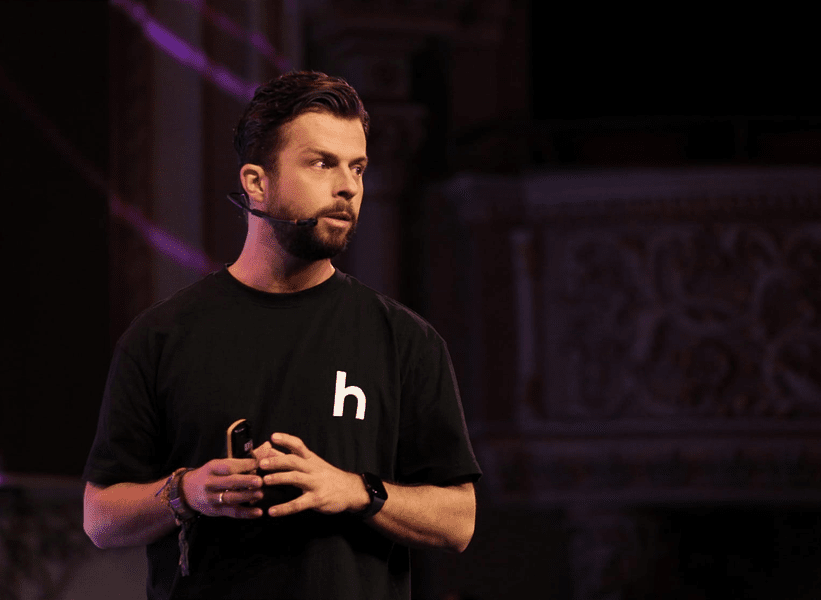 Interviu cu Bart Veenman, CCO al Humans.AI: „Inteligența artificială poate face cunoașterea mai accesibilă”