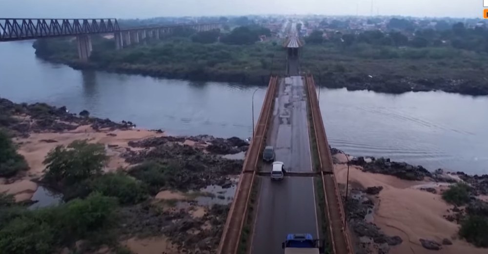 Ameninţare de poluare cu acid sulfuric după prăbuşirea unui pod în Brazilia. O fetiță și trei adulți au murit, alți 13 oameni sunt dați dispăruți 