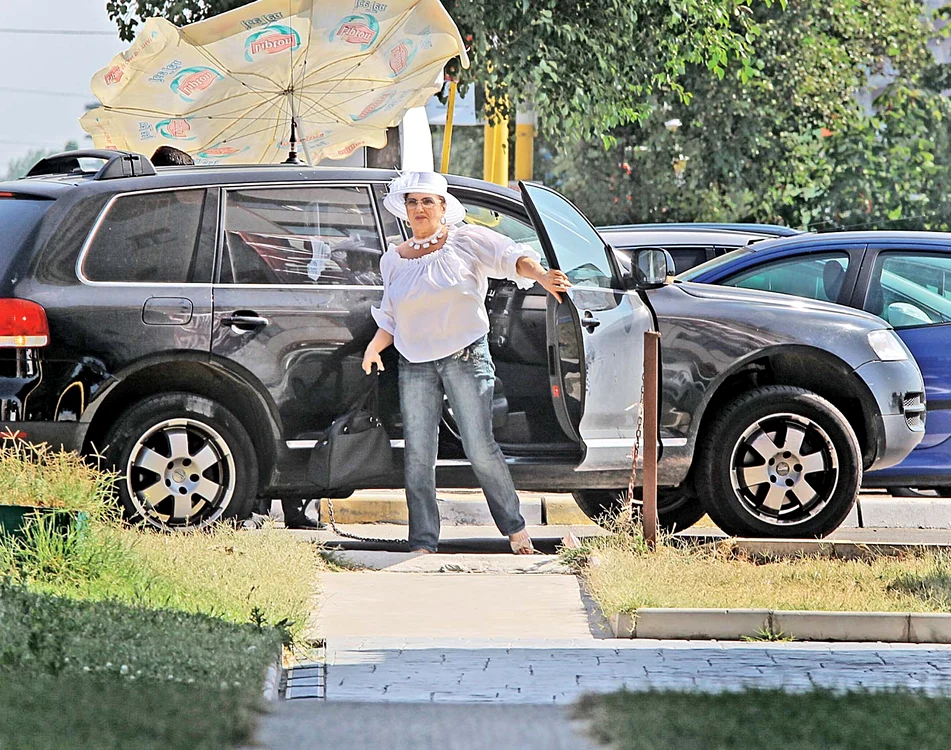 
    Cântăreaţa de muzică populară putea fi cu greu recunoscută sub imensa pălărieFoto: Mihai Ionescu  