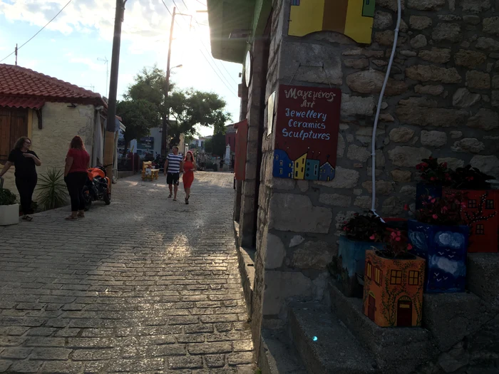Doar câțiva turiști se plimbau zilele trecute prin superba stațiune Afitos