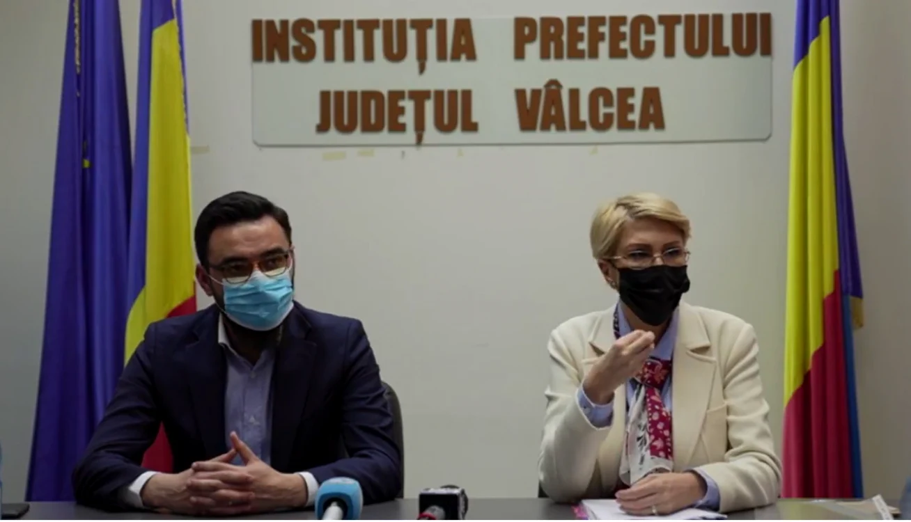 Raluca Turcan - ministrul Muncii şi Protecţiei sociale alături de prefectul de Vâlcea Sebastian Fîrtat într-o vizită în teritoriu - în imagine la conferinţa de presă Foto Adevărul