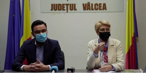 Raluca Turcan - ministrul Muncii şi Protecţiei sociale alături de prefectul de Vâlcea Sebastian Fîrtat într-o vizită în teritoriu - în imagine la conferinţa de presă Foto Adevărul