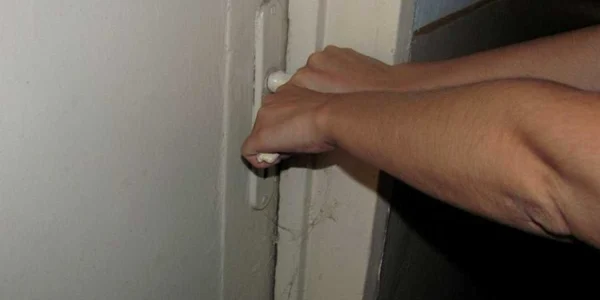 Tânărul surprins de către bătrână în locuinţa sa, a fost prins de către poliţişti