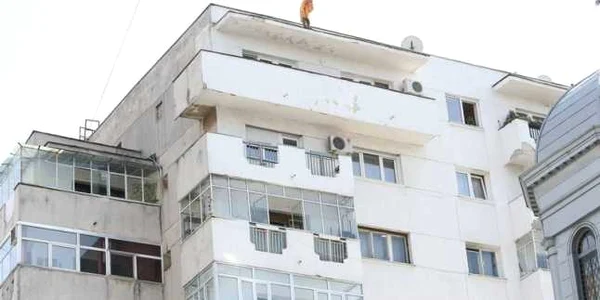 Bărbatul de 56 de ani ameninţă de două ore că se aruncă de pe acoperişul blocului 