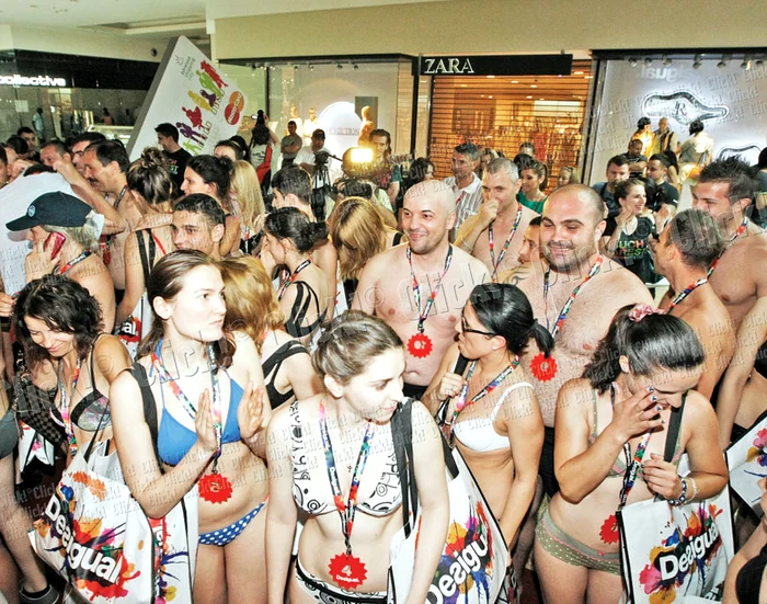 La ora 9.00, tinerii au rămas în lenjerie intimă, nerăbdători să-şi aleagă haine de firmă (Fotografii: Dan Bistriţeanu)