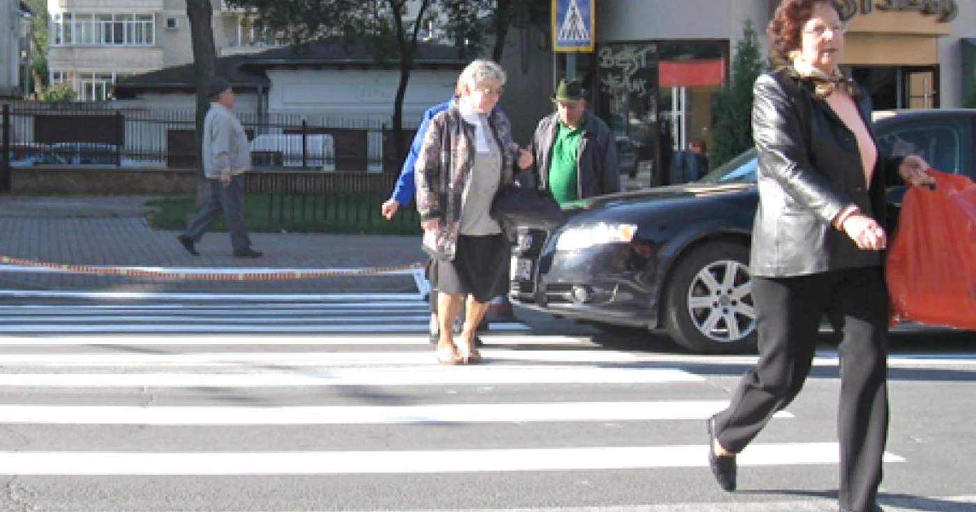 Mulţi şoferi obişnuiesc să preseze pietrenii care trec strada pe zebră