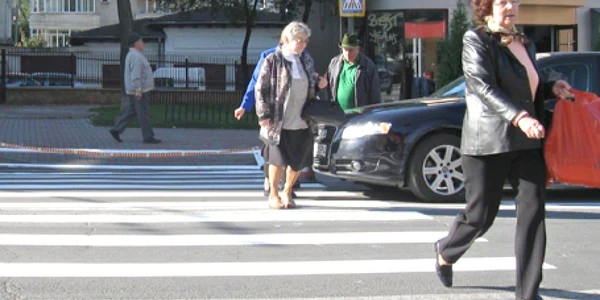 Mulţi şoferi obişnuiesc să preseze pietrenii care trec strada pe zebră