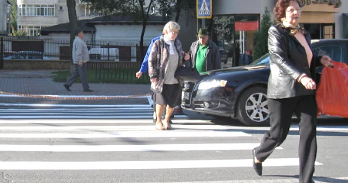 Mulţi şoferi obişnuiesc să preseze pietrenii care trec strada pe zebră