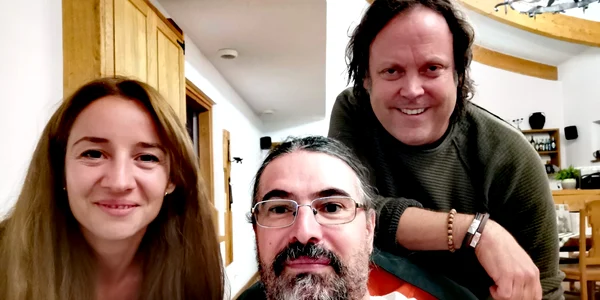 Florin Stoican director Geoparc Oltenia de sub Munte alături de Charlie Ottley și soția sa Oana Foto Florin Stoican