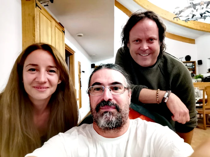Charlie Ottley și Oana alături de Florin Stoican director Geoparc OlteniadesubMunteFotoFlorinStoican