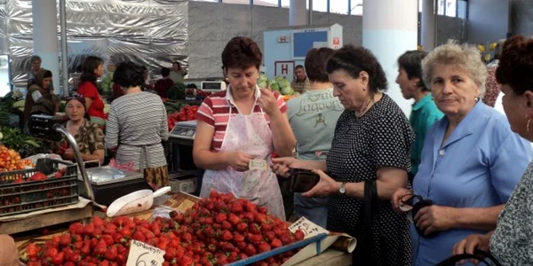 Mesele comercianților sunt pline cu fructe de sezon