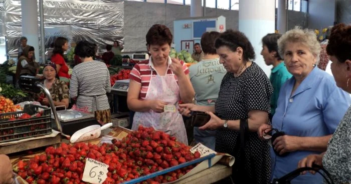 Mesele comercianților sunt pline cu fructe de sezon