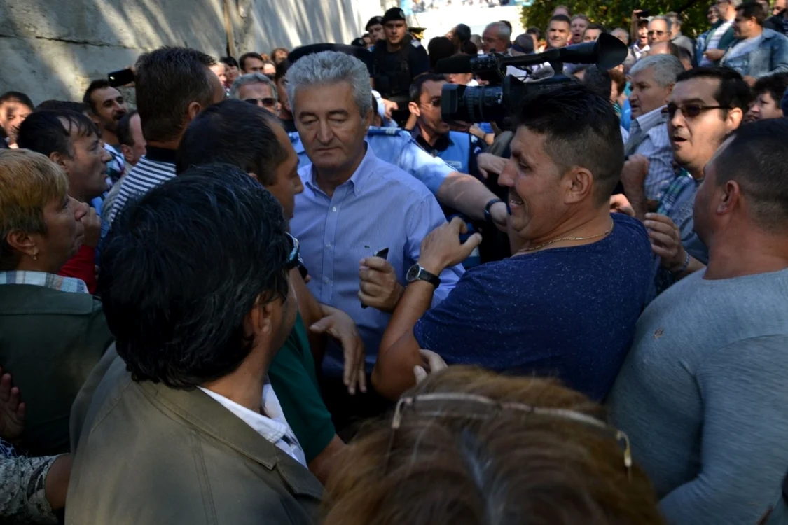 Primarul Constantin Gherghe reuşeşte cu greu să iasă din mulţime FOTO Corina Macavei