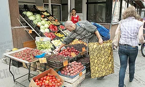 Piaţa Amzei a costat  10 milioane de euro, dar stă  închisă  Pe clădire tronează un  ditamai anunţul de închiriere (Fotografii: Sever Gheorghe) jpeg