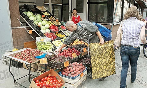 Piaţa Amzei a costat  10 milioane de euro, dar stă  închisă  Pe clădire tronează un  ditamai anunţul de închiriere (Fotografii: Sever Gheorghe) jpeg