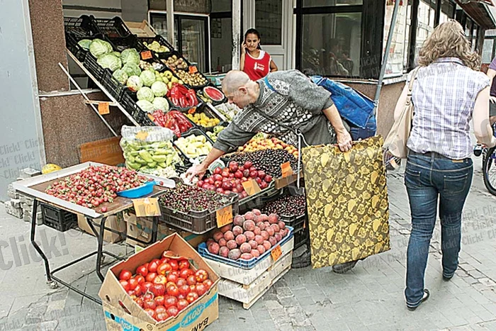 Piaţa Amzei a costat  10 milioane de euro, dar stă  închisă. Pe clădire tronează un  ditamai anunţul de închiriere (Fotografii: Sever Gheorghe)