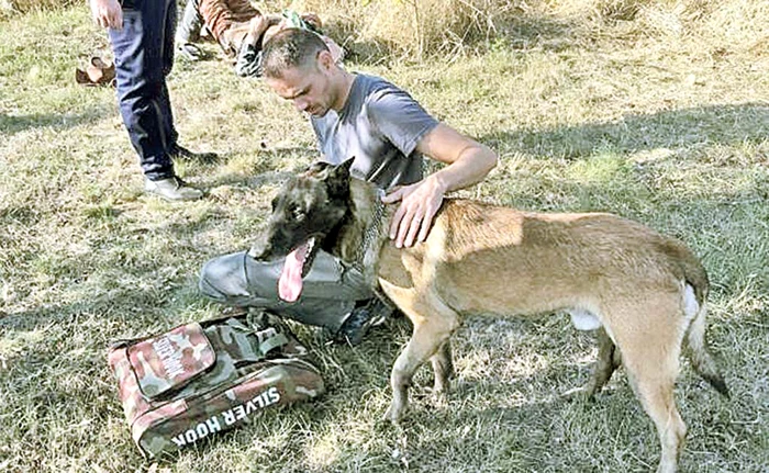 Axi l-a descoperit pe octogenarul căzut la pământ