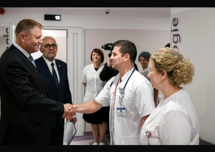 Doctorul Calancea îi timp ce-i strânge mâna preşdintelui României Klaus Iohannis, la inaugurarea noului ambulatoriu al Spitalului Suceava, în 2019. FOTO: Facebook/Alexandru Calancea