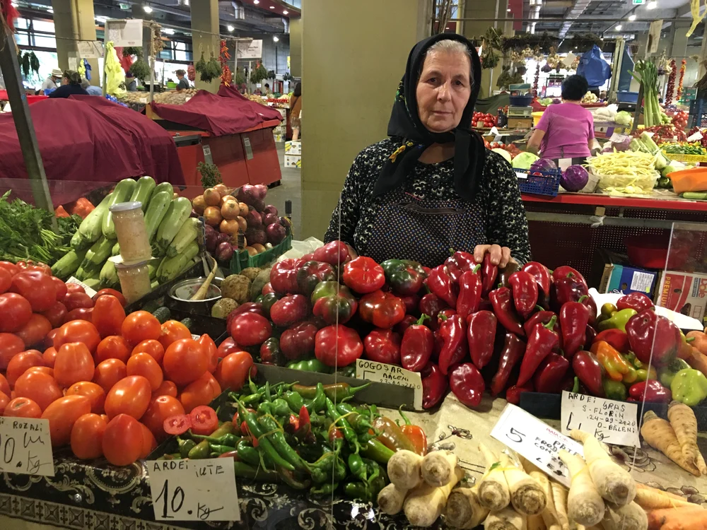 Tanti Lăzărica vinde în Piața Obor de peste 50 de ani