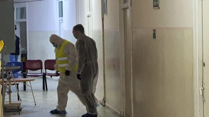 
    Anchetatorii investighează crima comisă la Spitalul Județean de Urgență Neamțfoto: monitorulneamt.ro  