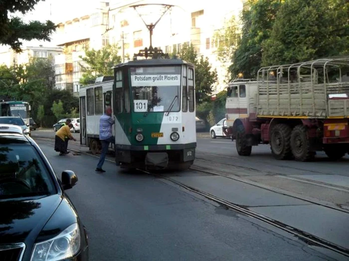 Tramvaiul a deraiat pe strada Democraţiei. FOTO Marius Iordache/Facebook/transploiesti.forum