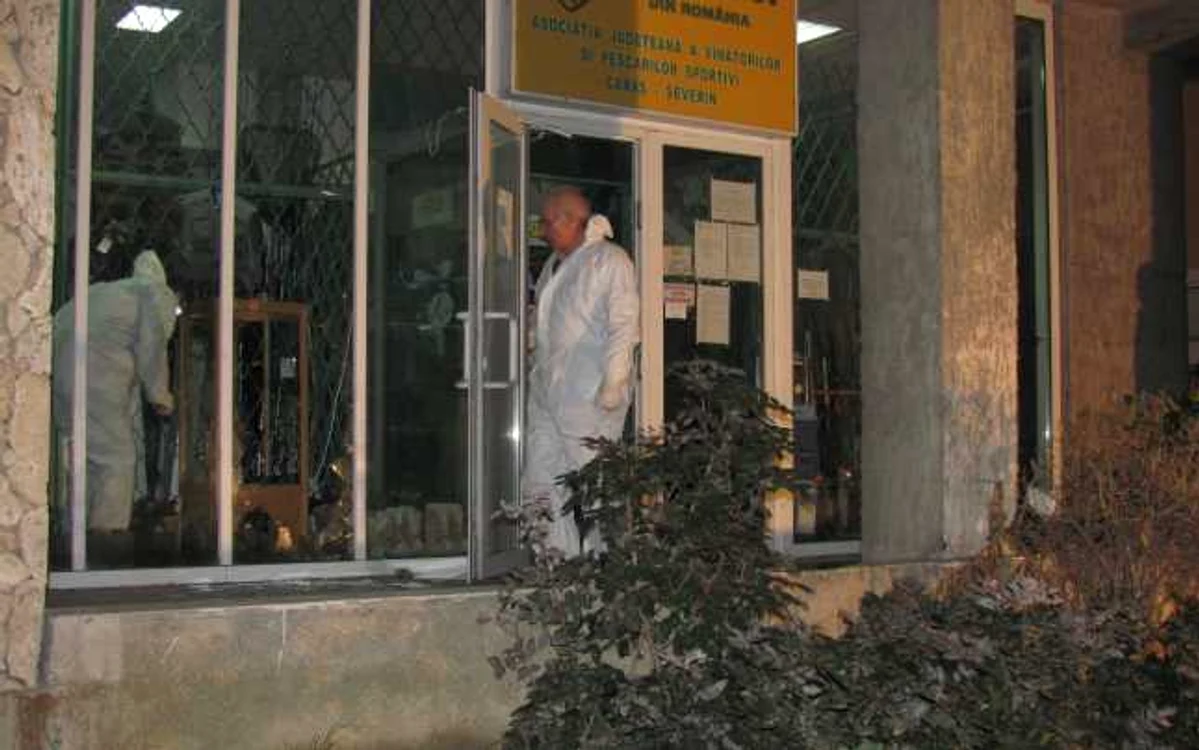 Criminaliștii iau amprente de la fața locului 