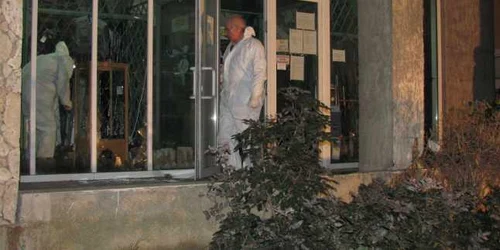 Criminaliștii iau amprente de la fața locului 