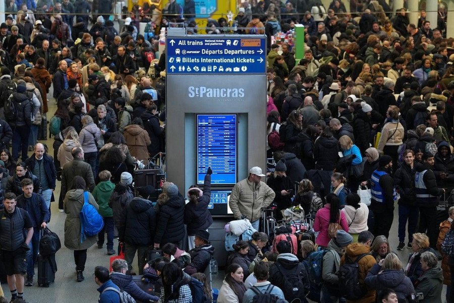 Coșmar în Tunelul Canalului Mânecii: mii de pasageri Eurostar blocați până la 12 ore în trenuri fără curent și toalete, înainte de Anul Nou