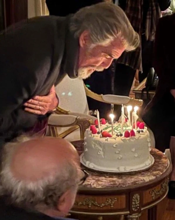 
    Pierce Brosnan a împlinit 68 de ani la 16 mai, iar la cheful lui a venit și Danny DeVitofoto: Instagram  