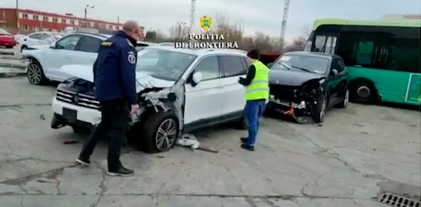 Autoturisme de lux cu daună totală importate din SUA - oprite în Portul Constanţa Sursa Garda de Coastă
