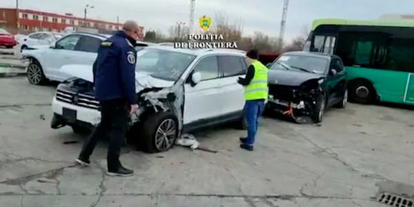 Autoturisme de lux cu daună totală importate din SUA - oprite în Portul Constanţa Sursa Garda de Coastă