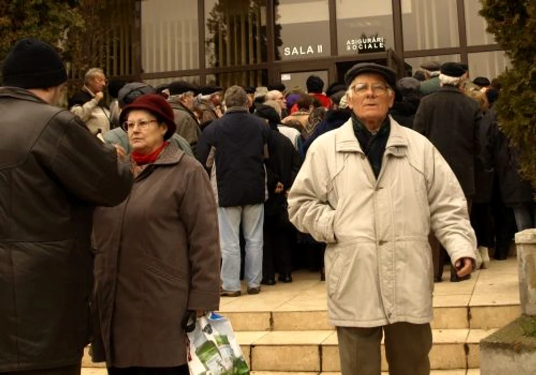 Pensionarii au aşteptat ore în şit în faţa Casei de Pensii Hunedoara.