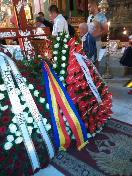 În centru, coroană trimisă de Klaus Iohannis