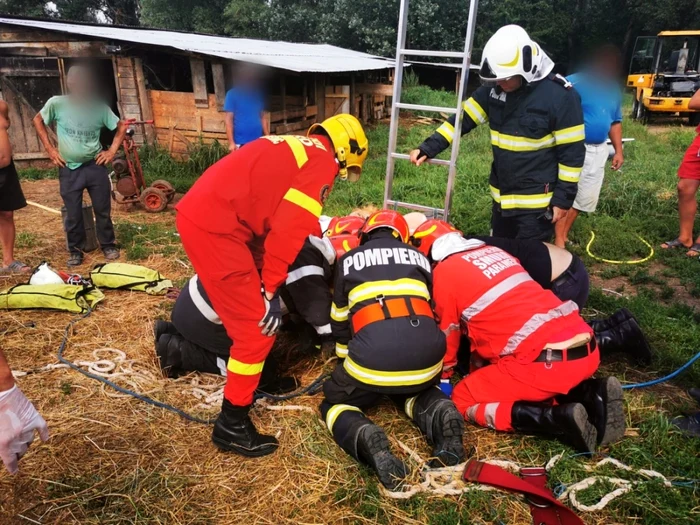 Trupul femeii a fost scos din fântănâ de pompieri FOTO arhivă Adevărul