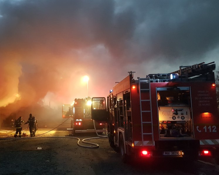 Incendiu în noaptea de Crăciun, într-un club din Sighișoara. 150 de persoane s-au autoevacuat