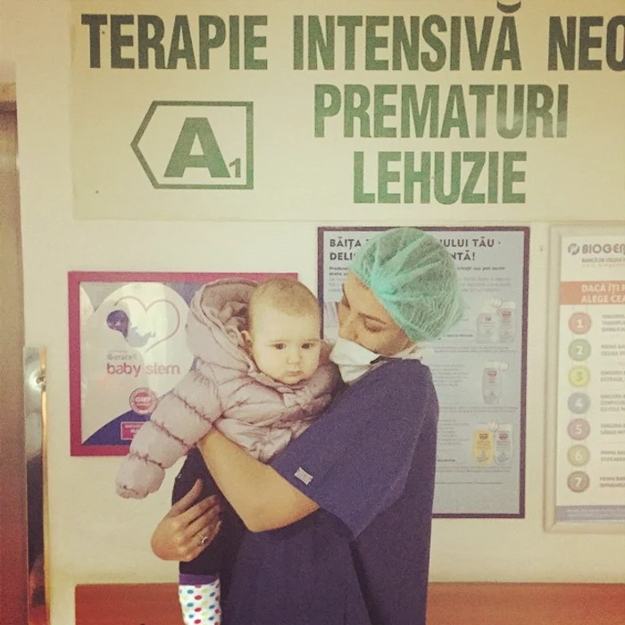 
    Până să vină pe lume nepoţelul ei, Mădălina Ghenea a exersat cum se ţine în braţe un copil cu un alt băieţel aflat la spitalfoto: arhiva personală  