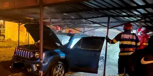 Masina incendiata Bacau FOTO ISU Bacau jpg