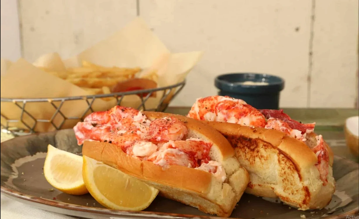 Sandwich-ul cu homari din Connecticut FOTO lobsteranywhere.com