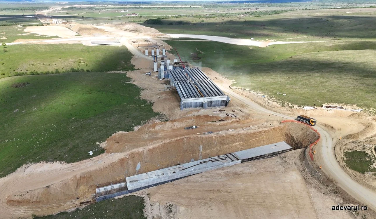 Autostrada Sibiu - Făgăraș, pe Valea Avrigului. Foto: Daniel Guță. ADEVĂRUL