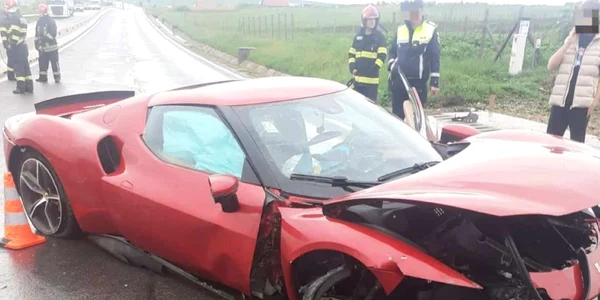 Bolid de lux, distrus într un accident rutier la Cluj  Două persoane au fost rănite  Foto ISU CLUJ jpg