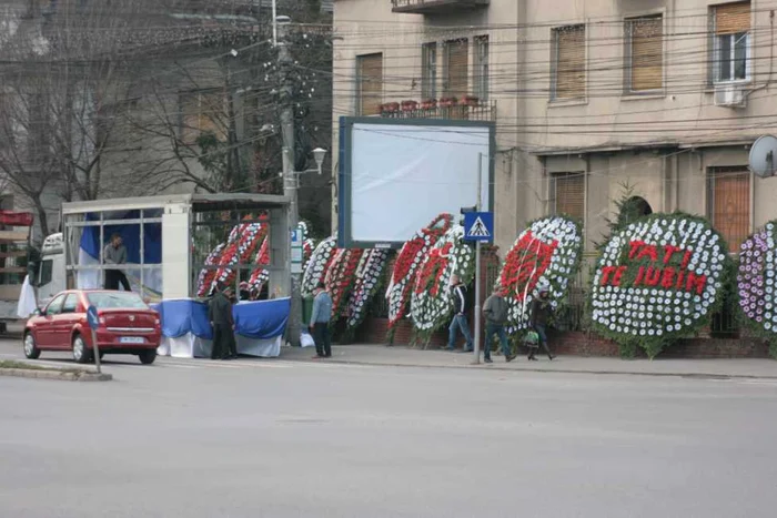 Coroane gigantice au apărut în faţa palatului ţigănesc