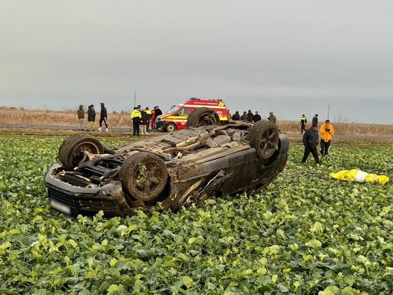Bărbat mort într-un accident rutier în Olt. La volanul mașinii care s-a răsturnat se afla fiul victimei 