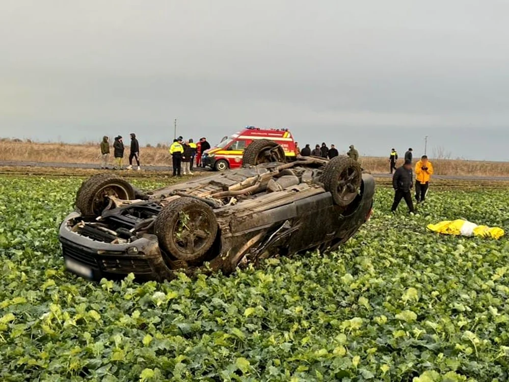 Mașina condusă de bărbatul de 32 ani s-a răsturnat pe câmp FOTO: martor
