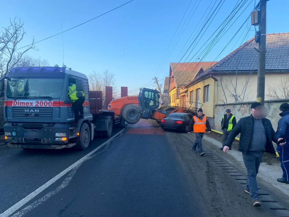Un compactor a distrus o conductă de gaz un stâlp de electricitate şi un autoturism pe DN 14 în Slimnic - Sibiu Foto IPJ Sibiu